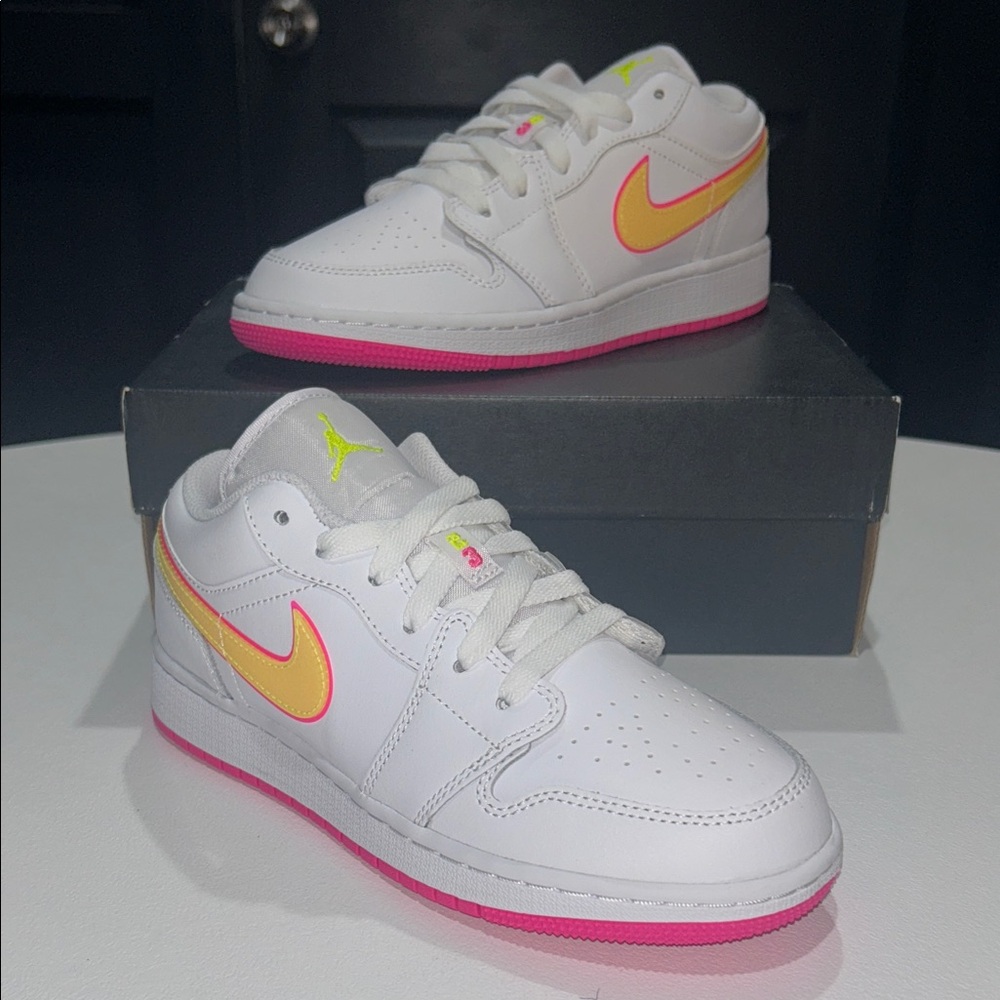 Jordan 1 Low GS “Edge Glow” Women’s Size 5.5